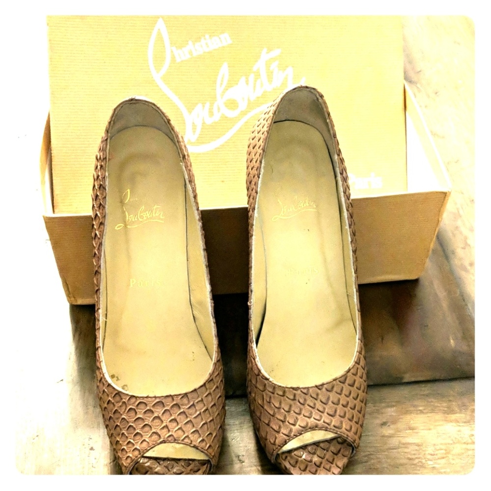 Gently used sz 38 Prive Python Louboutin peep toe